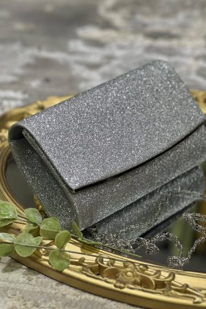Un clutch plata es un infaltable en tu armario